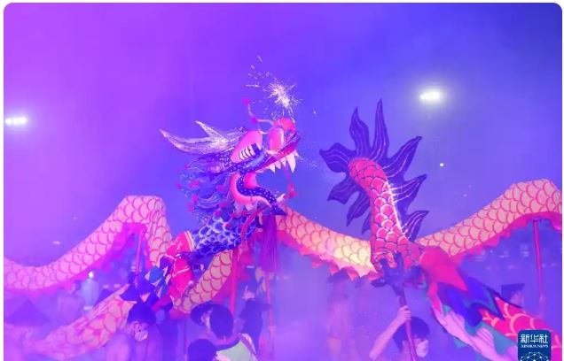 广西宾阳:舞炮龙 庆新春