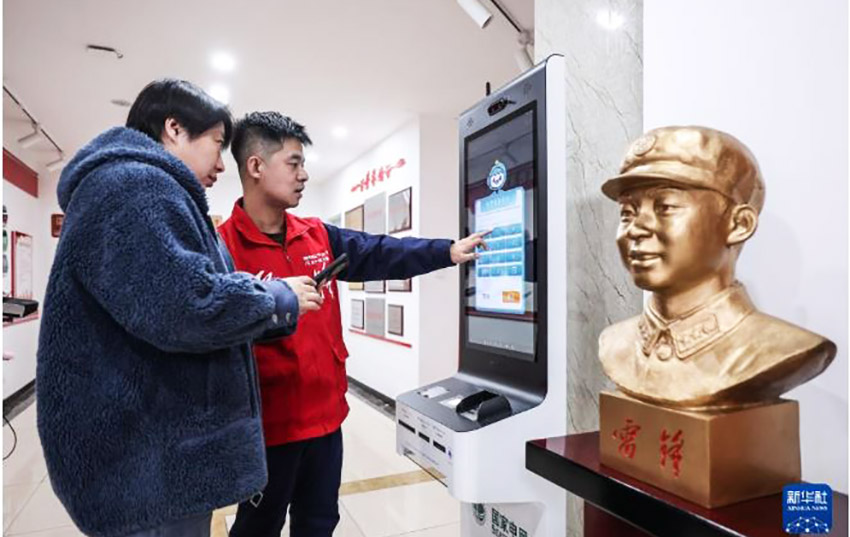 新春走基层丨“雷锋代办站”为群众排