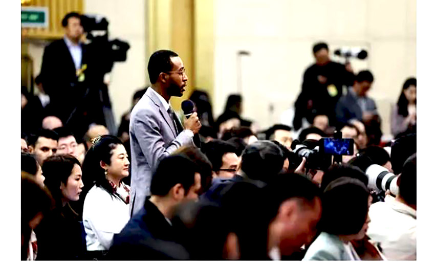 外国记者高度关注中国全国两会—“中国发展蓝图吸引全