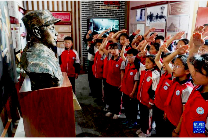 清明节前祭先烈