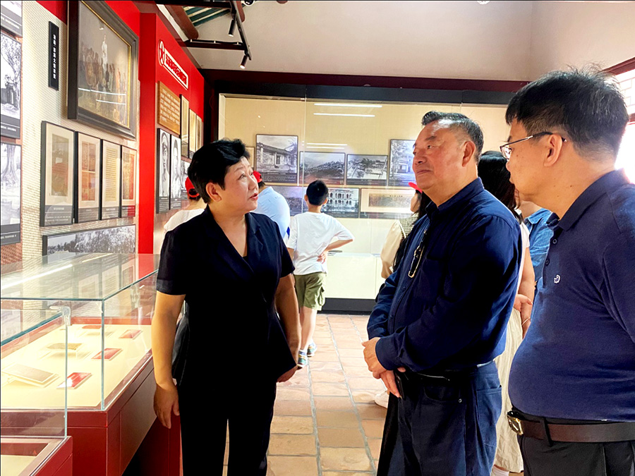 ����˵/�ι����ȹʾӣ����¡�����½�ᡷ���ú�ɫ�Ļ���ֲ���ģ�����Ŭ���ܶ��ľ�������