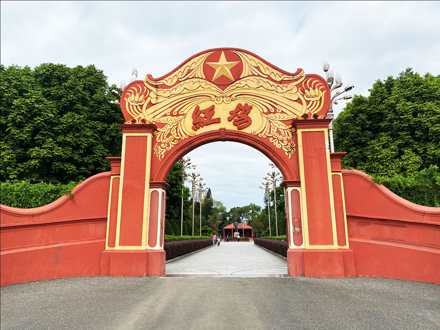 ����˵/�ι����ȹʾӣ����¡�����½�ᡷ���ú�ɫ�Ļ���ֲ���ģ�����Ŭ���ܶ��ľ�������