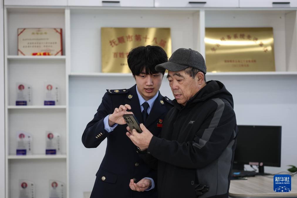 新春走基层丨“雷锋代办站”为群众排忧解难