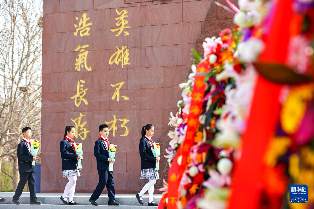 清明节前祭先烈