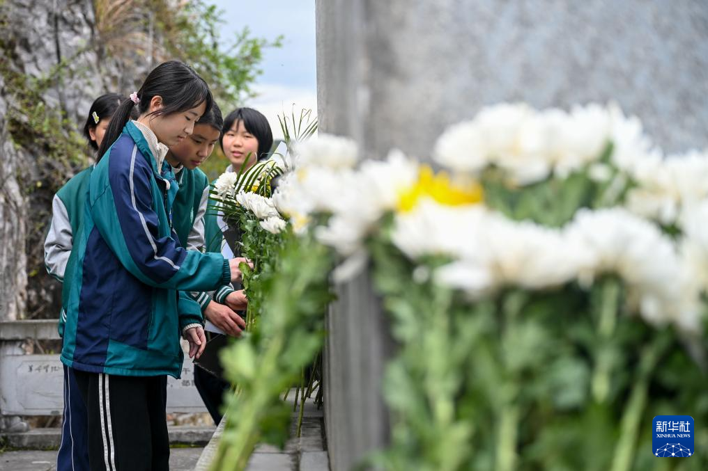 清明节前祭先烈
