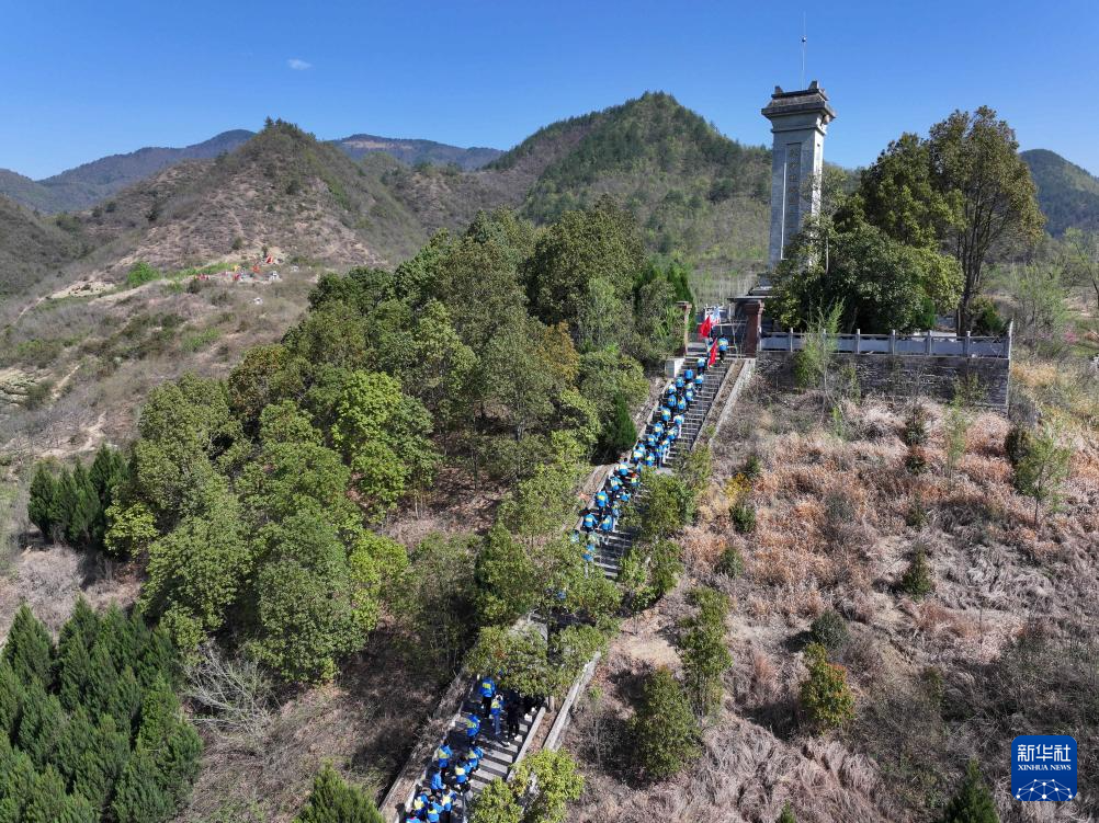 清明节前祭先烈