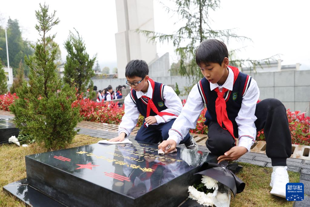 清明节前祭先烈