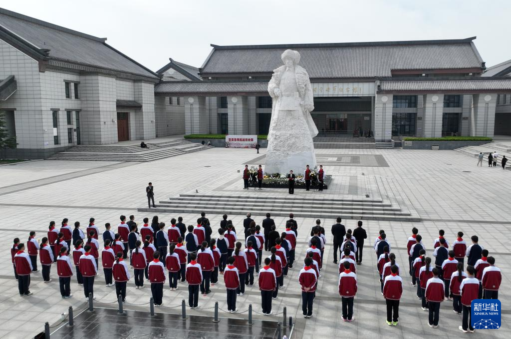 清明节前祭先烈