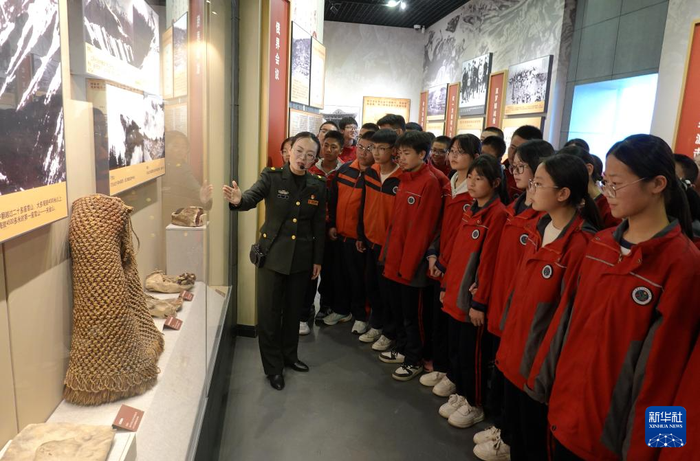 清明节前祭先烈