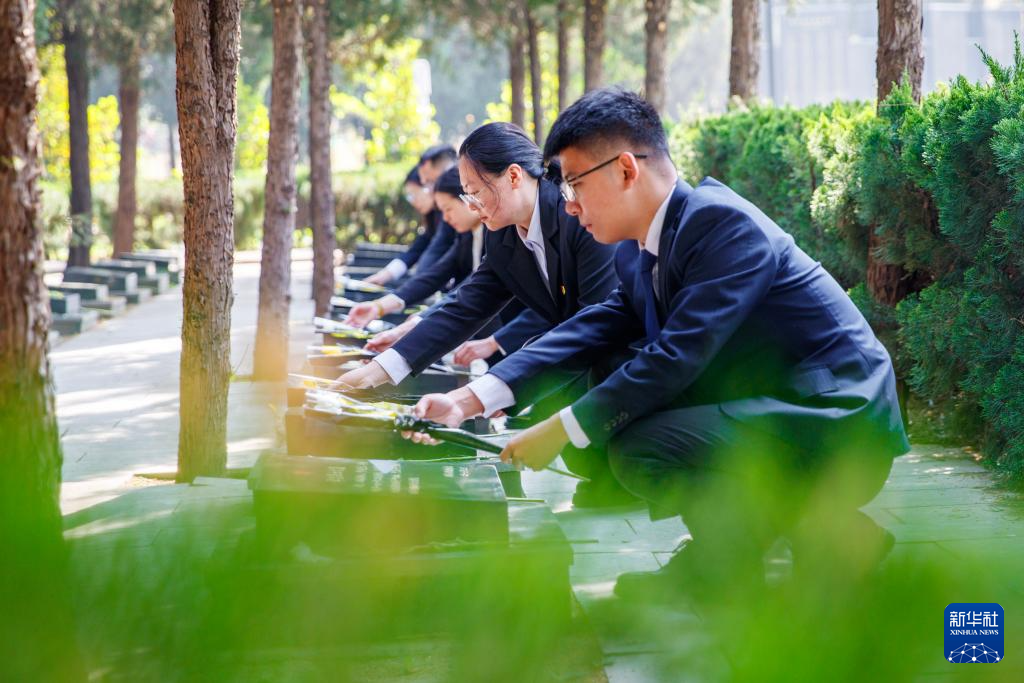 清明节前祭先烈