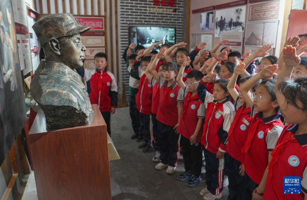 清明节前祭先烈