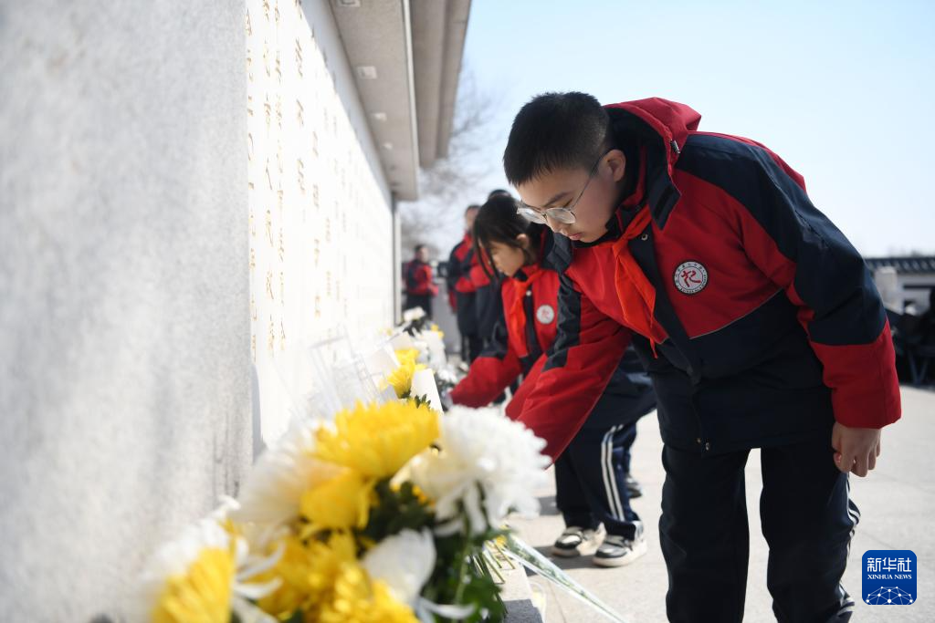 清明节前祭先烈