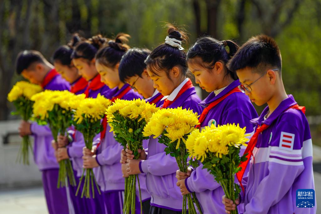 清明节前祭先烈