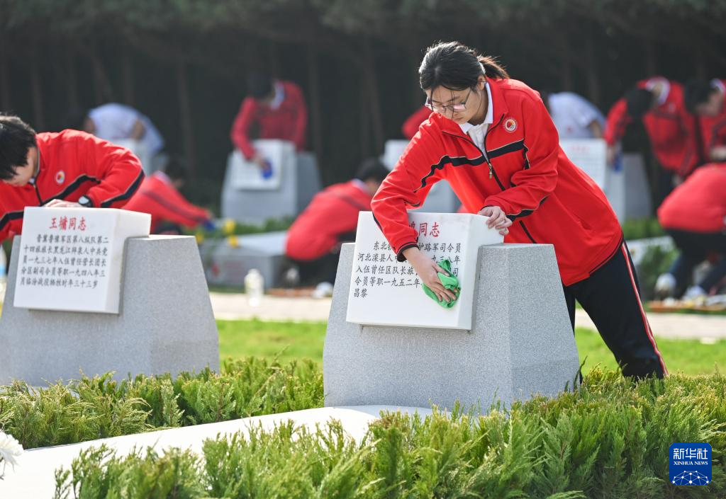 清明节前祭先烈