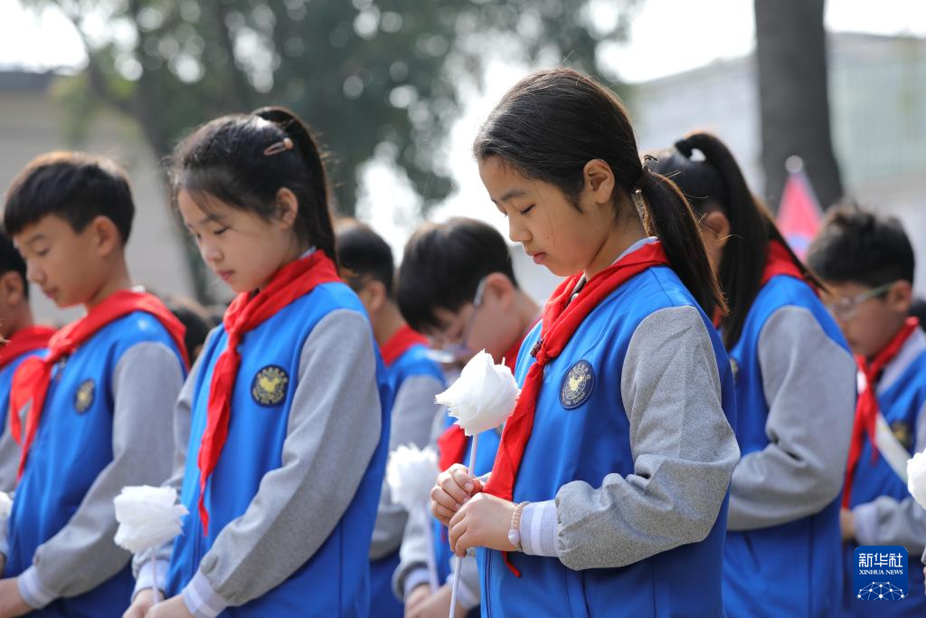 清明节前祭先烈