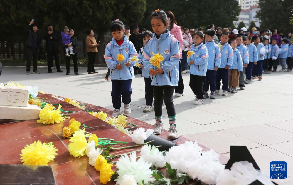 清明节前祭先烈