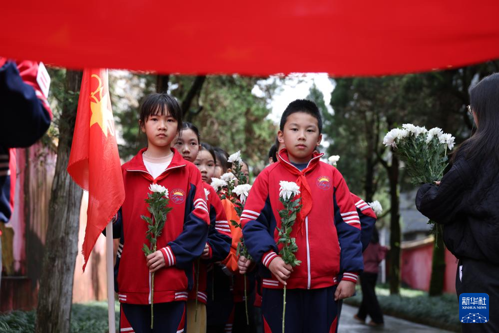 清明节前祭先烈