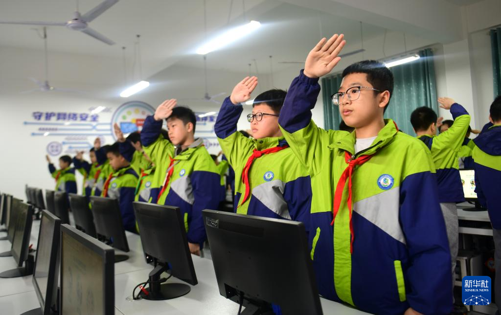 清明节前祭先烈