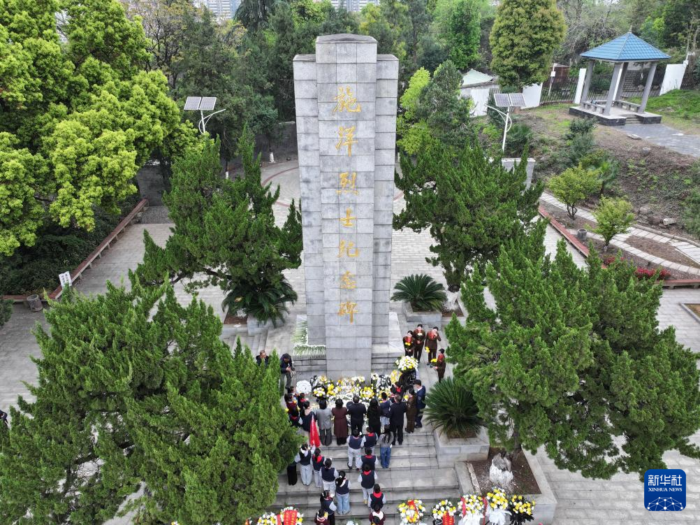 清明节前祭先烈